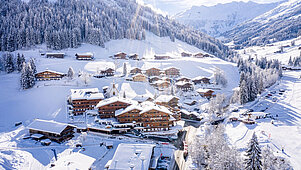 Außenansicht im Winter des Familienhotels Galtenberg Family & Wellness Resort. Das Familienhotel ist eingebettet in eine winterliche Landschaft und liegt in unmittelbarer Nähe zur Skipiste. 