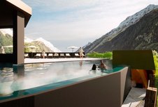 Visualisierung eines beheizten Infinity-Pools auf der Dachterrasse des Alpura Retreats mit Panoramablick auf die umliegenden Alpen.