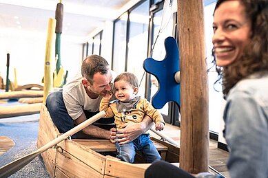 Familie spielt gemeinsam im Indoor Spielbereich des Familienhotels Allgäuer Berghof.