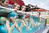 Einige Kinder im Aussenpool des Familienhotels Allgäuer Berghof im Allgäu..