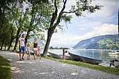 Ein Familie bei Spazierengehen um einen See in der Nähe des Familienhotels Amiamo im Salzburger Land.