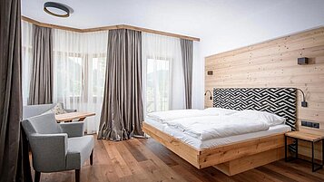 Elternschlafzimmer einer 2-Raum Familiensuite im Familienhotel Landgut Furtherwirt in Tirol.