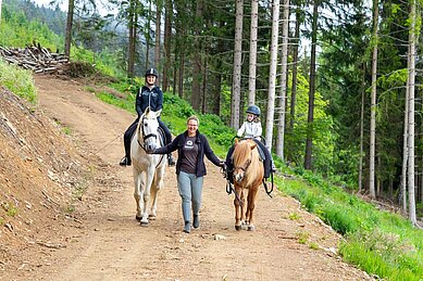 Reitstunde durch die Landschaft in Kärnten im Familienhotel Familien Resort Petschnighof.