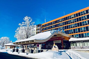 Hotelansicht des Familienhotels Feldberger Hof im Winter.