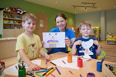 Zwei Kinder malen in der Kinderbetreuung vom Familienhotel Das Bayrischzell in Oberbayern.