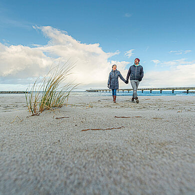 Spazieren an der Ostsee im Winter.