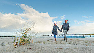 Spazieren an der Ostsee im Winter.