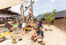 Kinder spielen bei gutem Wetter im Sandkasten des Familienhotels Galtenberg Family & Wellness Resort.
