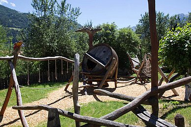 Großer Kletterbereich mit vielen Klettermöglichkeiten auf dem Spielplatz vom Kinderhotel Stefan in Pitztal.