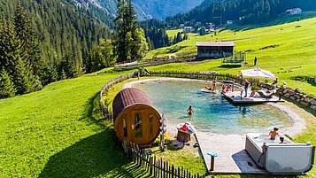 Blick auf den Spielsee von oben im Familienhotel Bella Vista in Südtirol