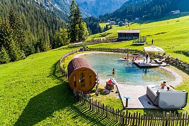 Blick auf den Spielsee von oben im Familienhotel Bella Vista in Südtirol