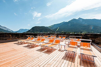 Große Sonnenterrasse mit vielen Liegen zum Sonnen und entspannen im Familienhotel Das Kaltschmid in Seefeld Tirol.