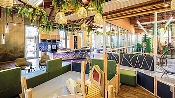 Kleiner Spielbereich für Kinder in der Hotelbar des Familienhotels Sonnenpark im Sauerland.