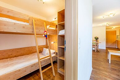 Ein Zimmer mit Stockbett für Kinder im Familienhotel Engel im Schwarzwald