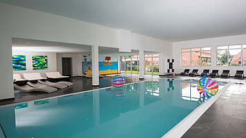 Schwimmbecken im Schwimmbad des Familienhotels Gut Landegge im Emsland.