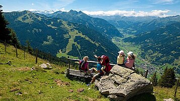 Gäste des Familienhotels Sonngastein genießen die Wanderung durch Bad Gastein und die Aussicht.