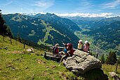 Gäste des Familienhotels Sonngastein genießen die Wanderung durch Bad Gastein und die Aussicht.