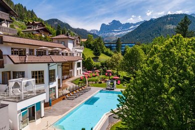 Sommer-Luftaufnahme vom Außenpool im Familienhotel Engel Gourmet & Spa in Südtirol.