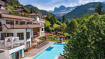 Sommer-Luftaufnahme vom Außenpool im Familienhotel Engel Gourmet & Spa in Südtirol.