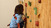 Kletterspaß an der Kletterwand mit Seilsicherung im Familienhotel Am Rennsteig im Thüringer Wald.