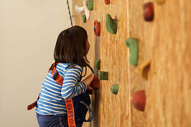 Kletterspaß an der Kletterwand mit Seilsicherung im Familienhotel Am Rennsteig im Thüringer Wald.