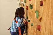 Kletterspaß an der Kletterwand mit Seilsicherung im Familienhotel Am Rennsteig im Thüringer Wald.