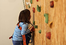 Kletterspaß an der Kletterwand mit Seilsicherung im Familienhotel Am Rennsteig im Thüringer Wald.