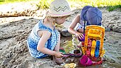 Zwei Kinder spielen im Sandkasten des Landhuus Laurenz.