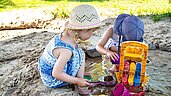 Zwei Kinder spielen im Sandkasten des Landhuus Laurenz.