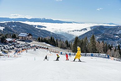 Kinder beim Skikurs auf der Piste im Familienskigebiet in Kärnten