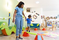 Kleiner Junge spielt fröhlich im Happy-Club des Familienhotels Family Club Harz