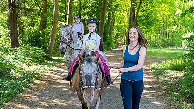 Geführtes Ponyreiten im Park im Familienhotel Gut Landegge im Emsland.