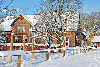 Wundervolle Winterlandschaft des Familienhotels Landhaus Averbeck in der Lüneburgerheide.