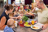 Ein Familie beim Frühstück im Familienhotel Rhön Feeling.