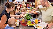 Ein Familie beim Frühstück im Familienhotel Rhön Feeling.