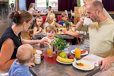 Ein Familie beim Frühstück im Familienhotel Rhön Feeling.