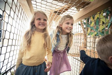 Zwei Mädchen spielen auf dem Indoor-Spielplatz im Familienhotel