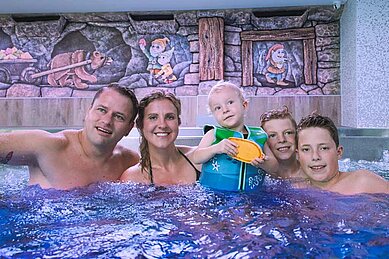 Familie planscht im Hallenbad des Familienhotels Feldberger Hof.