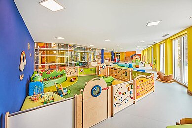 Großer Kinderspielbereich mit Bällebad, Softplayanlage, Kleinkindbereich und vielem mehr im Aigo welcome family.