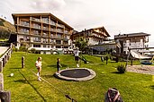 Naturspielplatz mit Rutschen und Nestschaukel im Familienhotel Almfamilyhotel Scherer in Tirol.