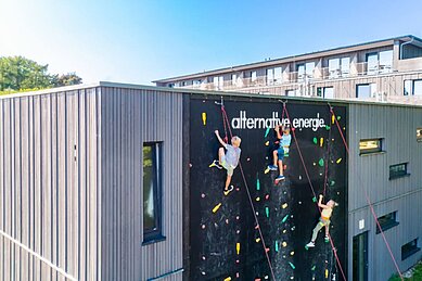 Kletterwand am Hotel Strandkind an der Ostsee.