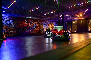 Blick auf den Indoor Auto-Scooter für Kinder und Jugendliche im Familienhotel Ulrichshof im Bayerischen Wald