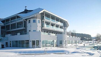 Das Familienhotel Aigo in Oberösterreich im Winter bei herrlichem Sonnenschein.