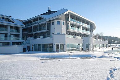 Das Familienhotel Aigo in Oberösterreich im Winter bei herrlichem Sonnenschein.