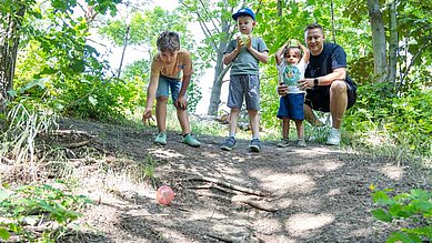 Die Gäste des Family Club Harz genießen die Natur im Harz bei einem außgiebigen Spaziergang im Wald.