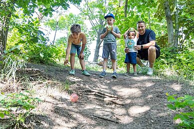 Die Gäste des Family Club Harz genießen die Natur im Harz bei einem außgiebigen Spaziergang im Wald.