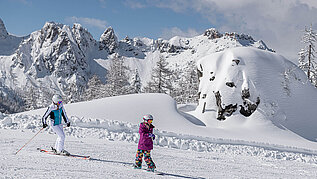 Familie im Winter beim Skifahren und Snowboarden. Das Skigebiet befindet sich in Nassberg.