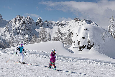 Familie im Winter beim Skifahren und Snowboarden. Das Skigebiet befindet sich in Nassberg.