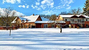 Wundervolle Winterlandschaft des Familienhotels Landhaus Averbeck in der Lüneburgerheide.