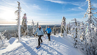 Fichtelgebirge im Winter bei einer ausgiebigen Schneeschuhwanderung erkunden.